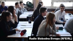 "Ovo je još jedan korak u dogmatskoj indoktrinaciji mladih", kaže Srđan Šušnica. (na fotografiji: srednjoškolci u učionici, BiH, fotoarhiv)