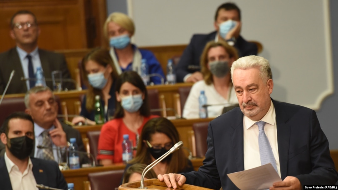 Premijer Zdravko Krivokapić je poručio da neće podnijeti ostavku na zahtjev Demokratskog fronta, ali je naglasio da će prihvatiti svaki stav poslanika parlamentarne većine (na fotografiji: Krivokapić u crnogorskoj Skupštini, Podgorica, 24. jun 2021.)