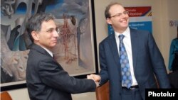 Armenia -- Minister of Economy Tigran Davtian (L) and IFC Caucasus Regional Director Thomas Lubeck sign an agreement in Yerevan, 8Feb2012.