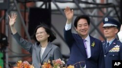 Noul președinte din Taiwan, Lai Ching-te (în centru) și fosta președintă, Tsai Ing-we, la ceremonia de inaugurare ținută la 20 mai la Taipei.