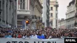 Hiljade ljudi protestovale su protiv nasilja u Beogradu nakon nasilne smrti francuskog navijača Brisa Tatona - fotografija iz arhive: Vesna Anđić