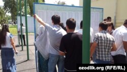 Тошкент давлат ахборот технологиялари университетида тест натижаларини кўришга келган абитуриентлар.