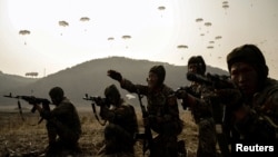 Soldați participă la o demonstrație în timpul instruirii unităților de luptă aeriene și amfibii ale Armatei Populare Coreene. (fotografie de arhivă)