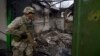 Солдат ВСУ возле разрушенного обстрелом дома. Водяное, 13 октября 2016 года