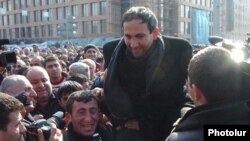 Հայաստան -- Մարտի 1-ին Երեւանի Մյասնիկյանի արձանի մոտ բարիկադավորված ցուցարարները ողջունում են Նիկոլ Փաշինյանին, 1-ը մարտի, 2008թ.