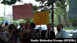 Новинарите протестираа пред Основниот суд во Скопје.
