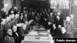 Rusija i Nemačka ratovale su mnogo godina posle Bizmarkove smrti (Na slici: Potpisivanje mirovnog ugovora u Brest-Litovsku 1918 godine)