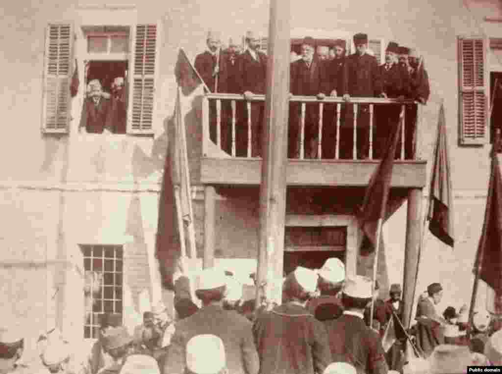 Албанскиот лидер Исмаил Кемали (во средината) ја објавува декларацијата за независност, по собирот во Валона на 28-ми ноември 1912-та година.