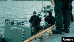 Scafandrii marinelor Letoniei și Finlandei participă la un exercițiu NATO pe tema detectării sabotajului. Noiembrie 2024.