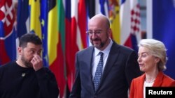 Liderul de la Kiev, Volodimir Zelenski (stânga), șeful Consiliului European, Charles Michel (centru), și șefa Comisiei Europene, Ursula von der Leyen (dreapta), sosesc la summitul UE de la Bruxelles, 17 octombrie 2024.