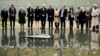 Preşedintele german Frank Walter Steinmeier (al șaselea din stânga) a depus flori la Memorialul Sinti și Roma din Berlin, 24 octombrie 2022