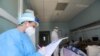 Punëtorët shëndetësorë në Klinikën Infektive të QKUK-së, duke trajtuar pacientët me COVID-19. Foto nga arkivi. 