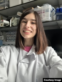 Ioana Eșeanu petrece multe ore în laboratorul de la Imperial College London.