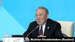 Қазақстан президенті Нұрсұлтан Назарбаев "Нұр Отан" жиынында сөйлеп отыр.