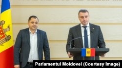 Deputații partidului PAS, Artemie Cătănoi (stânga) și Igor Chiriac, prezintă amendamente la Codul Civil.