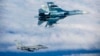 Російський Су-27 (зверху) поруч з британським винищувачем Тайфун у міжнародному повітряному просторі недалеко від Балтії, червень 2014 року