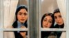 از جمله فيلم های شرکت داده شده در فستيوال امسال می توان به «ماهی ها عاشق می شوند» به کارگردانی دکتر علی رفيعی، استاد تياتر، اشاره کرد.