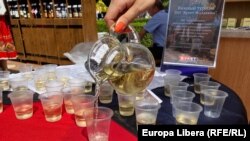 Imagini de la expoziția „Cumpără produse transnistrene” în parcul Pobeda (Victoria) de la Tiraspol. Vinul Buket Moldavii - Buchetul Moldovei, Tiraspol, 15 august 2021.