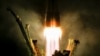 Një raketë ruse duke i bartur dy astronautë amerikanë dhe një kozmonaut niset drejt Stacionit Hapësinor Ndërkombëtar nga Kozmodromi Baikonur, Kazakistan, 13 shtator 2017.