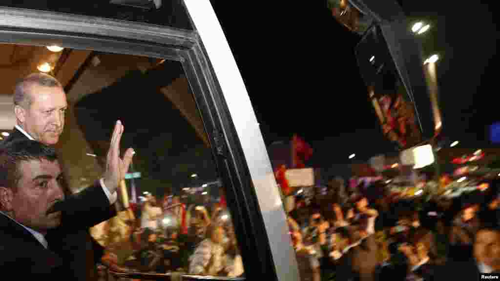 Turski premijer Redžep Tajip Erdogan na istanbulskom aerodromu susreo se sa svojim pristalicama, 7. juni 3013. Foto: REUTERS / Osman Orsal