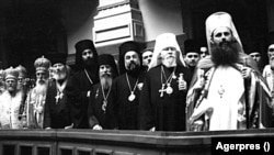 Comunizarea și asaltul sovietic asupra Bisericilor a început imediat după ce România a fost proclamată republică. Noul Patriarh, Iustian Marina, prieten cu Gheorghiu Dej, primește votul Adunării Naționale pe 6 iunie 1948.