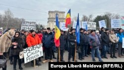 Lucrători ai Căilor Ferate din Moldova protestează la Chișinău în fața Guvernului, cerând achitarea restanțelor salariale, 14 februarie 2025.