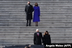 Kamala Harris alelnök és férje, Doug Emhoff figyelik, ahogy Mike Pence volt amerikai alelnök és felesége, Karen Pence távozik Joe Biden beiktatási ünnepsége után, 2021. január 20-án, a washingtoni Capitoliumban.