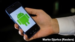 Логотип Android на экране смартфона Huawei. Иллюстративное фото.
