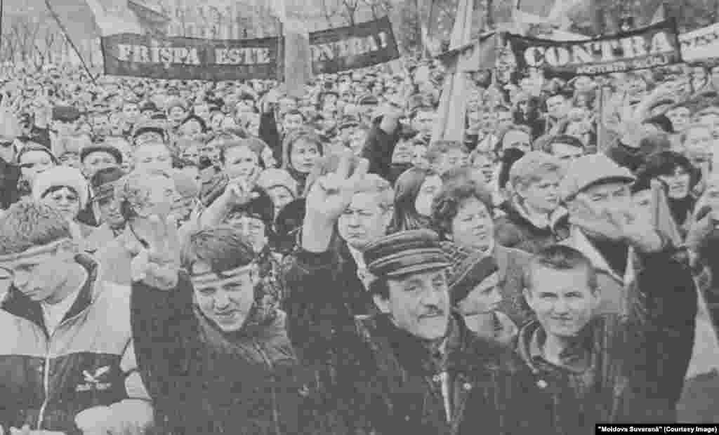 "Moldova Suverană", 26 februarie 2002, proteste împotriva rusificării şi a înlocuirii obiectului „Istoria românilor” cu „Istoria Moldovei”