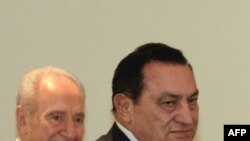 شیمون پرز در بندر «شرم الشيخ» در ساحل «درياى سرخ» از سوى حسنى مبارك، رييس جمهورى مصر مورد استقبال قرار گرفت. (عکس: AFP)