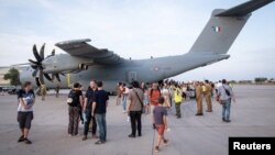 Statele occidentale își evacuează cetățenii din Sudan, unde săptămâna trecută au izbucnit violențe majore. În imagine un avion cu evacuați sosește la Djibouti, stat aflat în Cornul Africii, între Etiopia și Somalia.