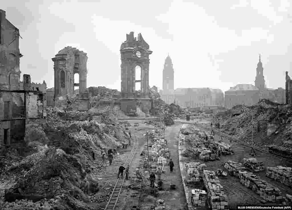 Populația curățând molozul în 1952.