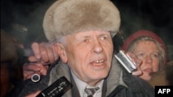Вчений, дисидент та нобелівський лауреат Андрій Сахаров в оточенні преси на вокзалі у Москві після повернення із заслання 23 грудня 1986 року
