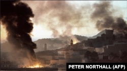Dim i požari u hrvatskom gradu Dubrovniku, nakon bombardovanja JNA 12. novembra 1991. Stari grad Dubrovnik je pod zaštitom UNESCO od 1979. godine.