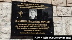 Spomen ploča Ljubiši Mrdaku ubijenom tokom pokušaja pljačke Pošte u Nikšiću u oktobru 2021. godine