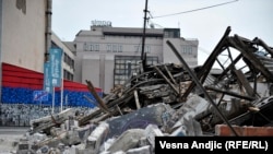U Hercegovačkoj ulici, koja se nalazi u beogradskom kvartu Savamala, nepoznate osobe maskirane fantomkama su u noći između 24. i 25. aprila 2016. bagerima srušile objekte koji su se tu nalazili. Na mestu rušenja u Savamali danas niče državni projekat Beograd na vodi.