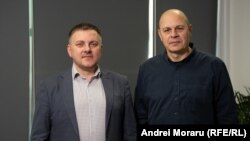 Nicolae Panfil (stânga), director de programe Promo-LEX, alături de autorul podcastului „În esență...”, în redacția Europei Libere