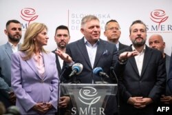 Fico (centru), într-o conferință de presă susținută la Bratislava pe 1 octombrie.