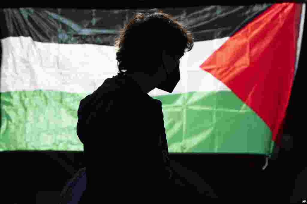Protestele de la universitățile americane în sprijnul palestinienilor au luat amploare, provocând una din cele mai grave crize ale instituțiilor academice din SUA din ultimele decenii. Ele s-au extins de la New York și Boston pe coasta de Est până în Oregon și California, în vest. 