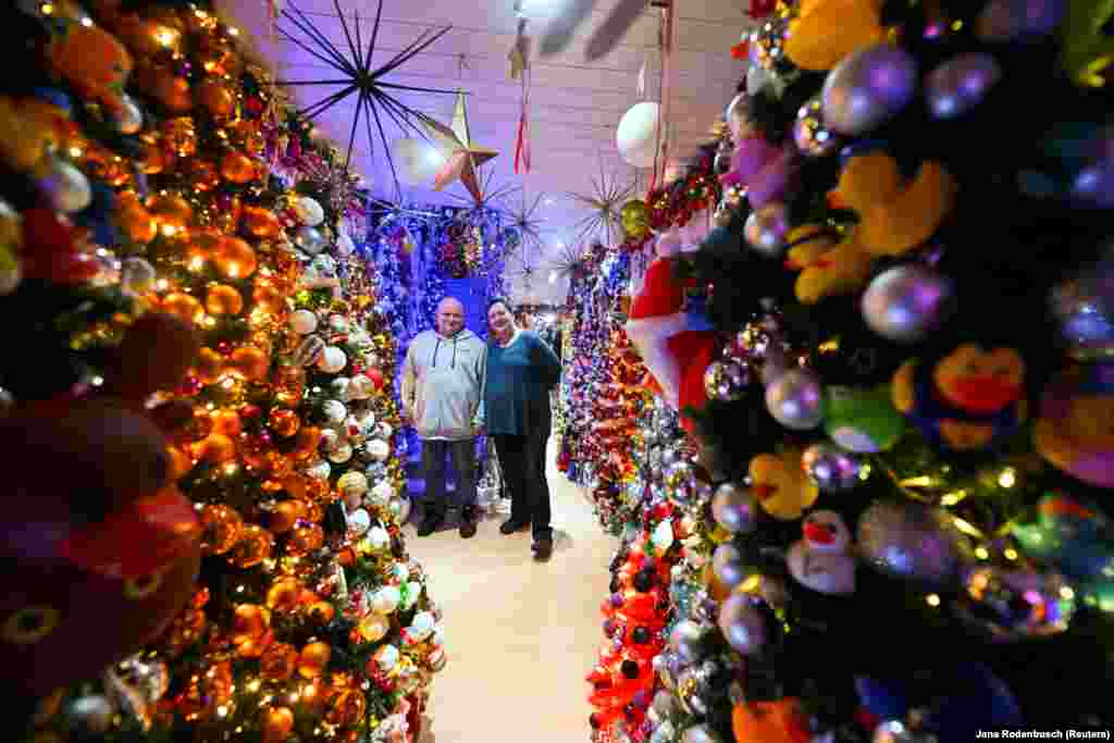 Një tjetër pjesë e shtëpisë së familjes Jeromin e mbuluar topa, yje, bredha e zbukurime tjera festive. 