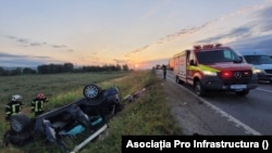 Accident rutier grav pe un drum cu două benzi.
