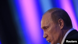 Wladimir Putin: “Diplomatiki gulluklaryň öz dokumentlerine seresaply çemeleşmegi zerur. Maglumatlaryň syzmagy öňem bolupdy. Men munuň bilen bagly hiç hili betbagtçylyk göremok”