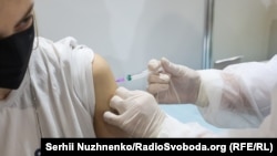 Одночасно продовжується щеплення пріоритетних груп з попередніх етапів