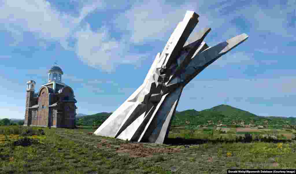 „Monumentul curajului” din Ostra, Serbia centrală, care comemorează partizanii dintr-un oraș învecinat care au murit luptând cu trupele naziste în Al Doilea Război Mondial. 