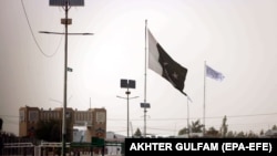 په سپین بولدک کې د پاکستان او طالبانو بیرغونه