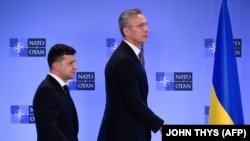 Генеральний секретар НАТО Єнс Столтенберґ (п) і президент України Володимир Зеленський на спільній прес-конференції після зустрічі в штаб-квартирі НАТО в Брюсселі, 4 червня 2019 року