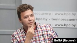 Раман Пратасевич дава пресконференция от затвора през юни 2021 г. 