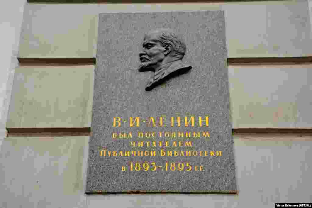 Lenin, cititor la Bibliotecă... în St. Petersburg.