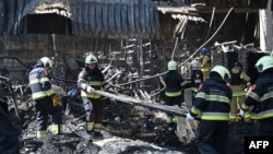 Співробітники ДСНС України розбирають завали в гіпермаркеті в Харкові, зруйнованому внаслідок російського удару, 26 травня 2024 року