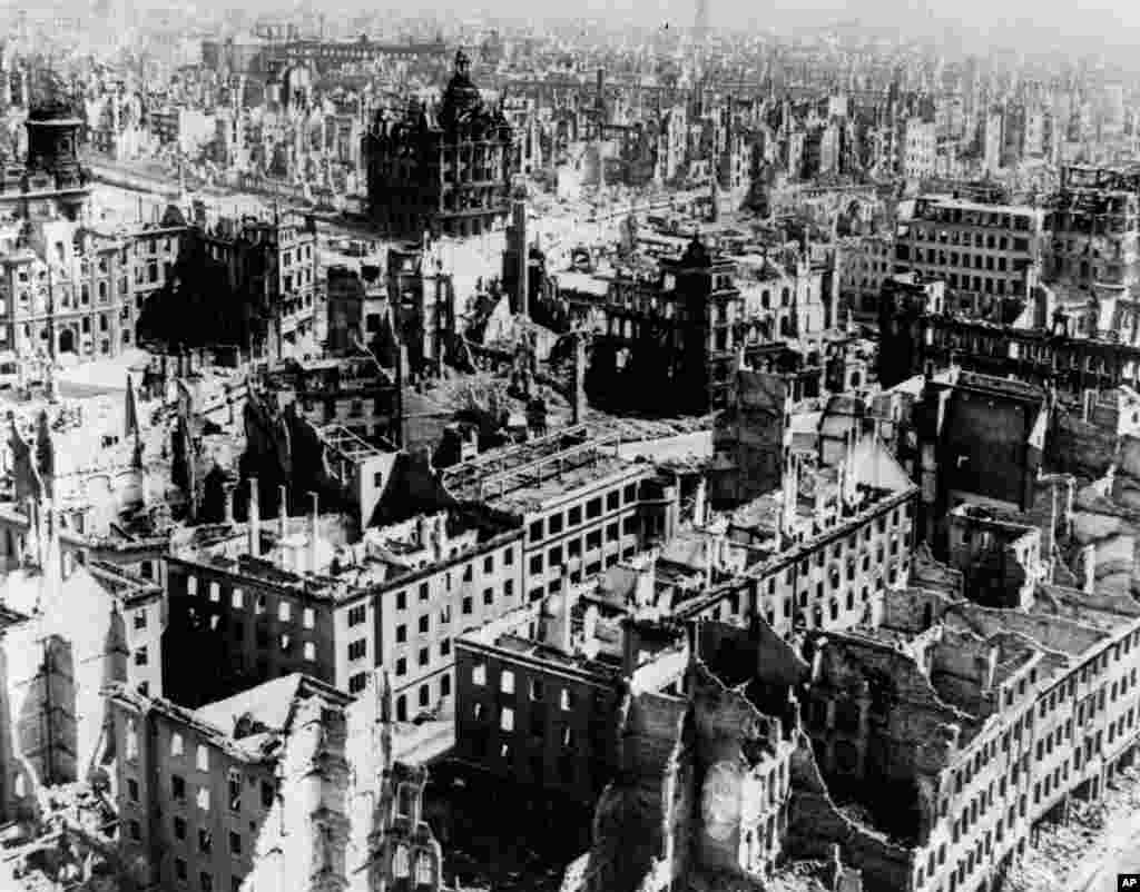 Într-un memoriu trimis de British Royal Air Force către piloți se spunea că bombardamentele le arătau, printre altele, sovieticilor de ce e capabilă aviația militară britanică.